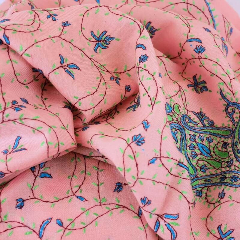 手刺繍 ソズニ刺繍 ジャリ｜メリノウール 100％ ストール｜生地：ピンク｜刺繍糸（３色）：黄緑色/濃い水色/エンジ色