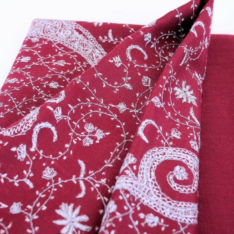 手刺繍 ソズニ刺繍 ジャリ｜メリノウール 100％ ストール｜生地：赤｜刺繍糸（２色）：水色/白色